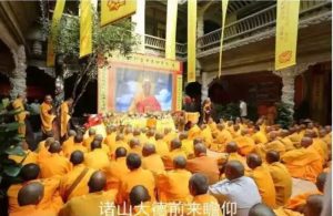 图为僧众云集老和尚肉身舍利开缸仪式