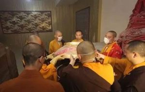 圖為眾僧開缸中