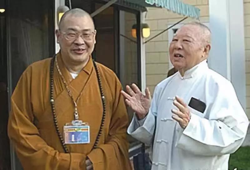 在中国驻洛杉矶总领事官邸举行的招待会上，赴美国参加海峡两岸佛教音乐展演团团长、厦门南普陀寺方丈、中国佛教协会副会长圣辉法师（左）与美国密宗总会主席洛桑珍珠（右）交谈。 