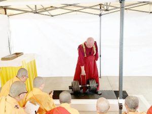 众多媒体对 “拿杵上座”的报导