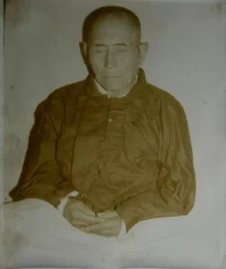 王靈澤大居士於一九九一年二月十五日坐化圓寂，這是圓寂後第五天照常盤腿端坐街面時所拍下來的照片。
