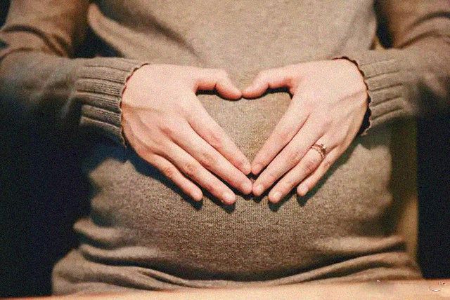 坚守的母爱：45岁大妈意外怀孕，不顾丈夫威逼坚决生下二胎