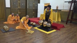 世界佛教教皇 南無第三世多杰羌佛 單手勾提437.2磅金剛杵