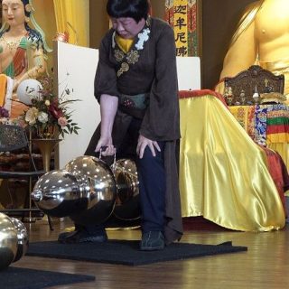 世界佛教教皇南無第三世多杰羌佛-單手勾提437.2磅金剛杵