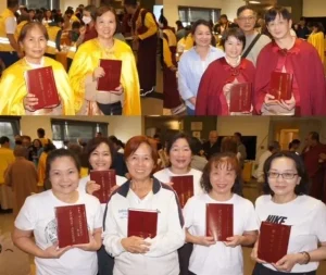 世界佛教總部近日發行《南無第三世多杰羌佛經藏總集》新卷，華人信眾開心領取。（主辦單位提供）