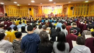 轉載:全美和世界各地上千佛教信眾 匯聚南加共慶南無第三世多杰羌佛佛誕 3 世界佛教總部、聖蹟寺、華藏寺、慈善寺及聖格講堂近日在南加州聯合主辦三場大型佛教法會,來自全美和世界各地上千佛教信眾匯聚一堂,共慶佛誕,祈求世界和平。(主辦單位提供)